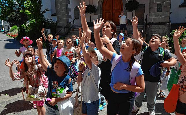 „Doher!, Doher!“, rufen die Kinder den traditionellen Hansafüratle-Spruch, sobald sich ein Fenster öffnet.