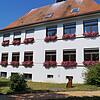 Der Gemeinderat begrüßte, dass das alte Schulhaus an der Lippertsreuterstraße bestehen bleiben und später saniert werden soll.