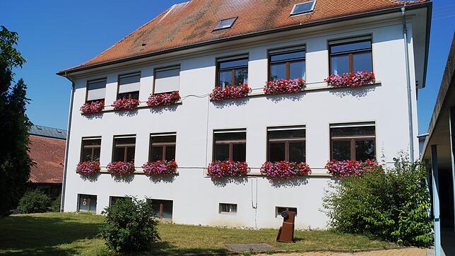 Der Gemeinderat begrüßte, dass das alte Schulhaus an der Lippertsreuterstraße bestehen bleiben und später saniert werden soll.