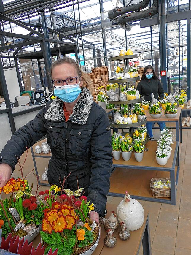 Katrin Hauke (vorne) und Maren Sättele bereiten alles für die Öffnung vor und freuen sich auf die Kunden. Bild: Sandra Bossenmaier