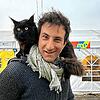 Davide Martello und Kater Salem bei ihrer gemeinsamen Musikreise ins Grenzgebiet der Ukraine.