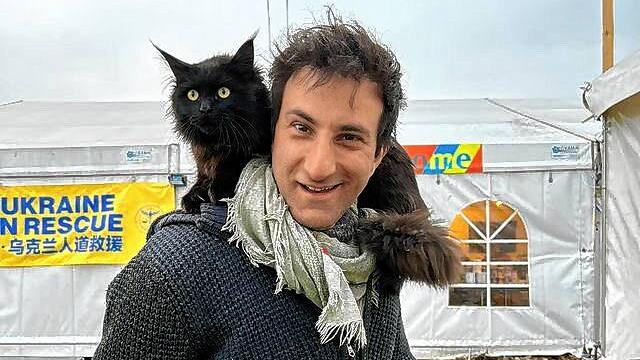 Davide Martello und Kater Salem bei ihrer gemeinsamen Musikreise ins Grenzgebiet der Ukraine.