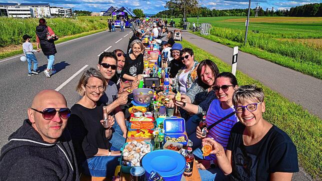 Rundum fröhliche Gesichter gibt es bei der Langen Tafel am Samstag, 15. Juni, zu sehen. Zum zweiten Mal organisierte die Stadt ...