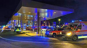 Jede Menge Blaulicht ist am Bahnhof Singen am Freitagabend, 25. April, zu sehen.