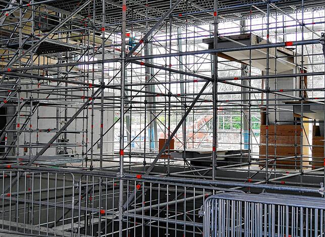 Sieht aus wie Kunst am Bau: Das Flächengerüst reicht vom Sprungbecken bis unter die fast zehn Meter hohe Decke. So kann dort oben ...