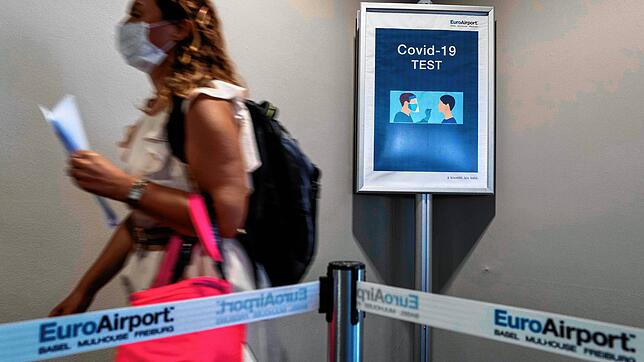 Rückkehr aus einem Risikogebiet: Am Euroairport Basel-Mulhouse werden Reiserückkehrer direkt am Flughafen auf Sars-CoV-2 getestet ...