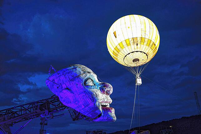 Der Rigoletto-Clown darf seinen Ballon wieder steigen lassen.
