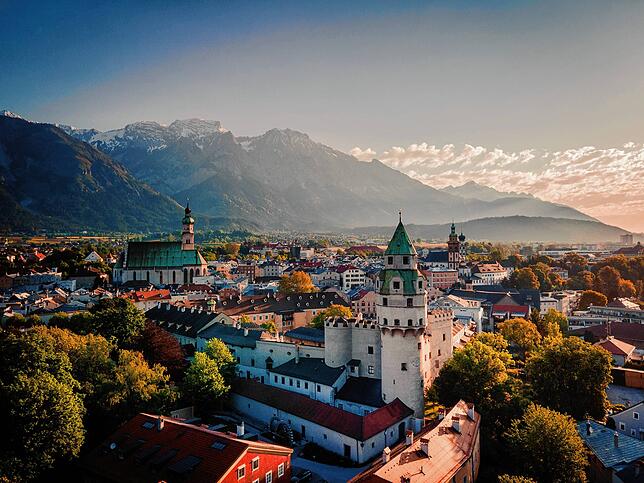 Der Salzabbau brachte Hall in Tirol bereits im Mittelalter eine gute wirtschaftliche Lage. Bis heute kann man die Auswirkungen des ...