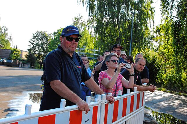 Schon zu früher Stunde verfolgten zahlreiche Interessierte die Abnahme der Leistungsabzeichen „Am Mühlkanal“.