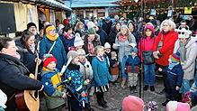 Bild : Gesang und Glühweinduft vor der Kirnachmühle: Der Unterkirnacher Weihnachtsmarkt lädt zum Verweilen