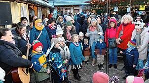 Bild : Gesang und Glühweinduft vor der Kirnachmühle: Der Unterkirnacher Weihnachtsmarkt lädt zum Verweilen