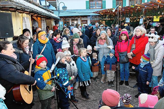 Bild 1: Gesang und Glühweinduft vor der Kirnachmühle: Der Unterkirnacher Weihnachtsmarkt lädt zum Verweilen