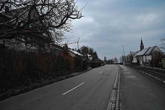 Dreh- und Angelpunkte der historischen Nachbarschaft Goldbach: links das frühere Wirtshaus zu den Heidehöhlen, rechts die Silvesterkapelle.
