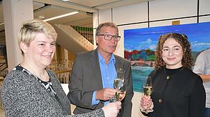 Tamara Kähny (links) vom TuS Adelhausen und Oberbürgermeister Klaus Eberhardt ehren Elena Brugger. Foto: Heinz Vollmar