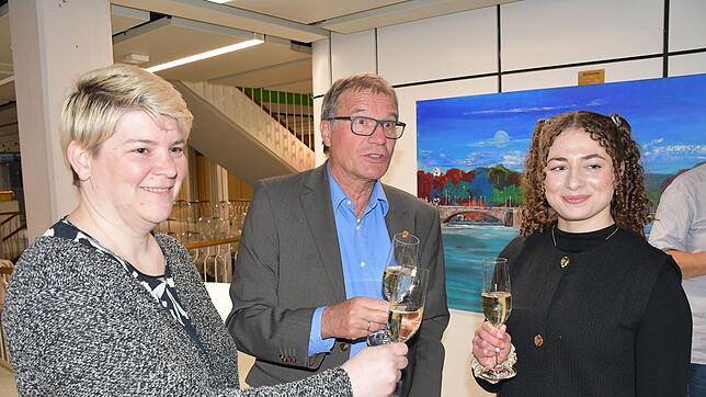Tamara Kähny (links) vom TuS Adelhausen und Oberbürgermeister Klaus Eberhardt ehren Elena Brugger. Foto: Heinz Vollmar