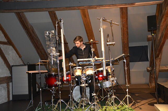 Felix Birnbaum beim Konzert im Vineum mit seinem aus 26 Einzelteilen bestehenden Schlagzeug. Auch Metallrohre und Bleche aus dem ...