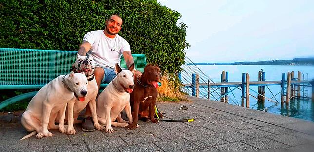 Mateusz Ostrozny mit seinen vier Hunden. Einen davon hat er aus dem Tierheim geholt.