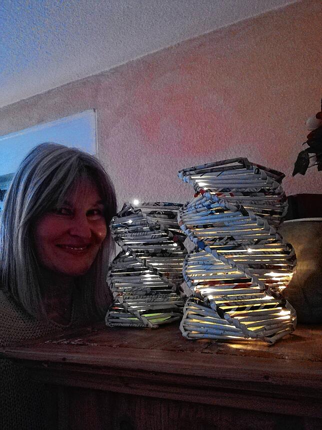 Michaela Kiefer sorgt mit ihrer Bastelarbeit für stimmungsvolle Lichtverhältnisse.