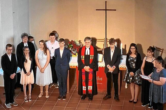 Die evangelische Gemeinde Furtwangen feiert Konfirmation: Julien Frey (von links vorne), Melissa Kienzler, Pia Streifer, Gabriel ...