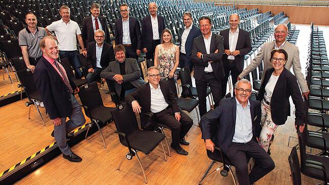 Sie freuen sich aufs Wirtschaftsforum (hinten von links): Leonardo Rinaldi, Jürgen Lipinski, Rolf Beckert, Thomas Nopper, Michael Frank, ...