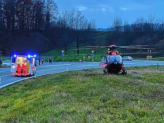 Auch ein Rettungshubschrauber war bei dem schweren Unfall im Einsatz.