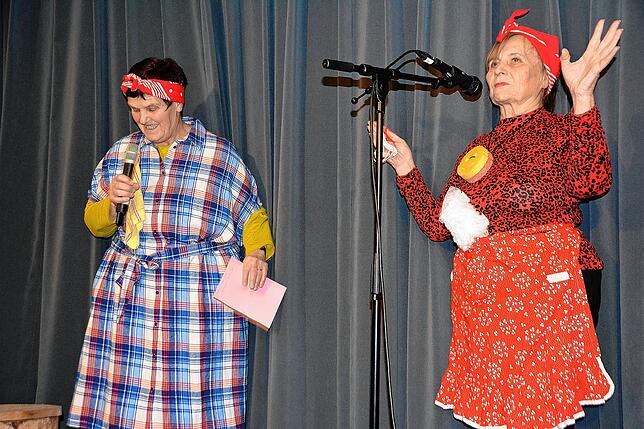 Bild 18: Rund 200 Frauen feiern im katholischen Pfarrsaal ausgelassen Fasnet