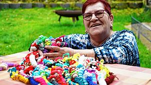 Bunte Glücklichmacher: Ramona Griesser aus Klettgau-Weisweil hat schon hunderte &bdquo;Glückswürmli&ldquo; gehäkelt, die sie im ...
