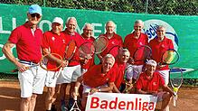 Mit dem Ehrenvorsitzenden Dietmar Tröndle (Zweiter von rechts, stehend) freut sich die Mannschaft Herren 70 des TC Dogern über den ...