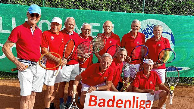 Mit dem Ehrenvorsitzenden Dietmar Tröndle (Zweiter von rechts, stehend) freut sich die Mannschaft Herren 70 des TC Dogern über den ...