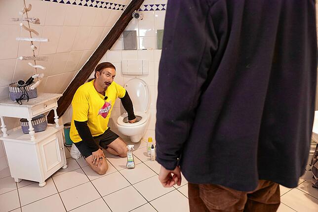 Harald (Torge Oelrich) reinigt die Toilette, während Malte nach einem väterlichen Rat sucht.
