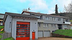 Die Garagen mit dem grauen Tor (rechts) sollen künftig als Umkleide dienen, die neue Garage eventuell davor gebaut und der Balkon ...