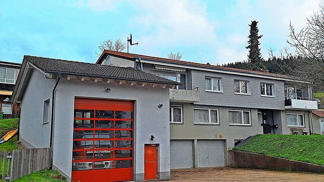 Die Garagen mit dem grauen Tor (rechts) sollen künftig als Umkleide dienen, die neue Garage eventuell davor gebaut und der Balkon ...