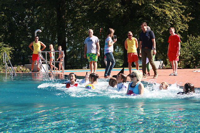 Kostümiert konnten die Gäste beim Abbaden am Sonntagnachmittag den Sprung ins Wasser wagen.