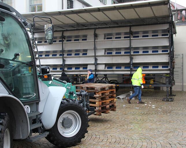Überall wurden die Besenwirtschaften und Zelte abgebaut, ebenso die Ehrentribüne auf dem Marktplatz, und die Helfer trotzten dem Dauerregen.