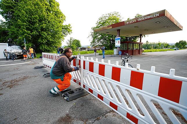 Auch am Zoll Tägerwilen ist der Grenzzaun gefallen: Die Mitarbeiter des Straßenbauamtes der Stadt Konstanz, hier Andreas Spießer, haben ...
