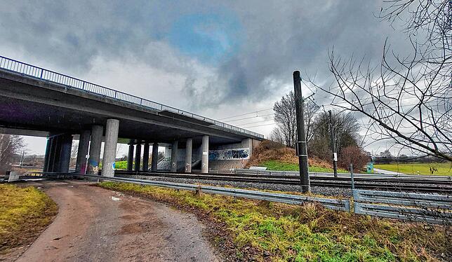 Bei der Eisenbahnbrücke endet der vor 40 Jahren gebaute Standstreifen in Fahrtrichtung Hüfingen. Sollte das Verkehrsministerium einen ...