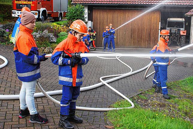 Viel Spass hatte der Feuerwehrnachwuchs an den Strahlrohren.
