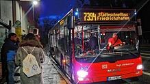 Der Städteschnellbus an der Haltestelle in Meersburg. Tagsüber werden sich manche Fahrgäste jetzt auf längere Wartezeiten einstellen müssen.