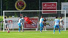 2021 war der SV Oberachern (weiß-blaue Trikots) schon einmal zu Gast beim Türkischen SV Singen. Damals setzten sich die Gäste im ...