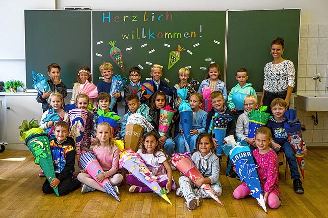 Klasse 1d: Die Kinder mit Klassenlehrerin Nora Angele.