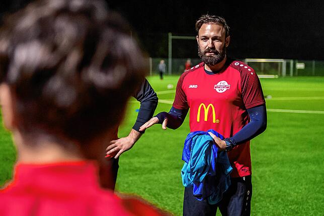 Hilfestellung: „Wie sich junge Spieler durch meine Tipps weiterentwickeln“, ist für Ismail Palit eine wesentliche Motivation Trainer zu ...