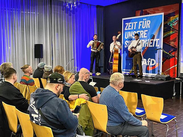 Mit bodenständigen Klängen werden die Besucher der Veranstaltung der AfD im kleinen Saal des Theaters am Ring begrüßt.