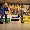 Ließen sich von Weigelt aufs Glatteis führen: die Eisbahnkontrolleure Christoph Herr (links) und Achim Friesenhagen in einem großartigen ...