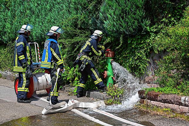 Vor Ort wird eine Wasserversorgung über einen Hydrant aufgebaut.