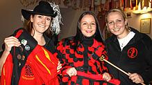 Bei der Narrenzunft Hochemmingen wird mit dem Abstauben der Startschuss zur Fasnet gegeben. Narrenrätin Simone Haug (von links) und ...