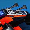 Blaulicht und Martinshörner auf der Fahrerkabine eines Feuerwehrfahrzeugs.