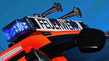 Blaulicht und Martinshörner auf der Fahrerkabine eines Feuerwehrfahrzeugs.