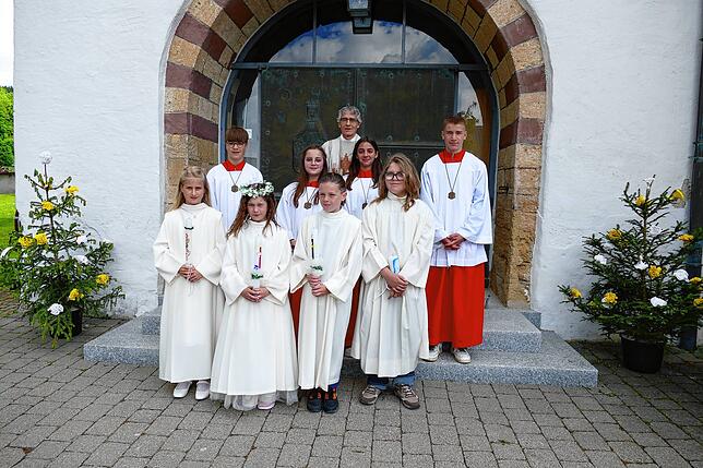Die Kommunionkinder in Hondingen: Erste Reihe von links: Dana Lutz, Lena Pander, Sam-Luka Pander und Sebastian Miehm. Hintere Reihe die ...