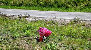 Ein Blumenstrauß und ein Foto erinnern an die Autofahrerin, die kurz vor Engelswies bei einem furchtbaren Unfall ihr Leben ließ.