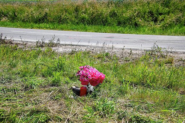 Ein Blumenstrauß und ein Foto erinnern an die Autofahrerin, die kurz vor Engelswies bei einem furchtbaren Unfall ihr Leben ließ.